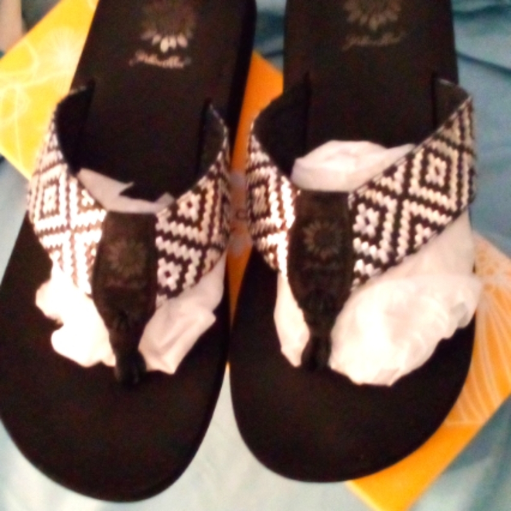 Yellow box sandals 8 and 1/2 color black and silver